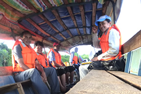 Ravo.Madagascar, voyage dans le Canal des Pangalanes, en bateau d Andovoranto à Ambila Lemaitso