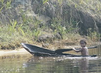 Vente de Photos en ligne, des Photos de Madagascar, Canal des Pangalanes, petite fille en canoe, Ravo.Madagascar photo 2009