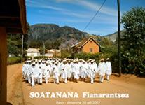 Vente de Photos en ligne, des Photos de Madagascar, Soatanana, la marche des hommes en blanc vers le temple, Ravo.Madagascar photo 2007