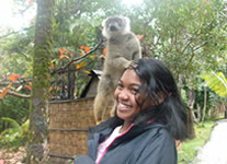 Vente de Photos en ligne, des Photos de Madagascar, Liantsoa Jenny jouant avec un lemurien au Palmarium, Ravo.Madagascar photo 2013