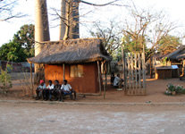 Vente de Photos en ligne, des Photos de Madagascar, a gate without wall, Manja, une cour sans cloture mais avec portail, Ravo.Madagascar photo 2004