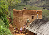 Vente de Photos en ligne, des Photos de Madagascar, une nouvelle case dans les Hautes Terres centrales de Madagascar, au village d Ifasina, Ravo.Madagascar photo 2012
