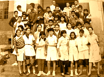La classe de la 3e 2 à l Institution Sainte Famille Mahamasina Antananarivo Madagascar 1986